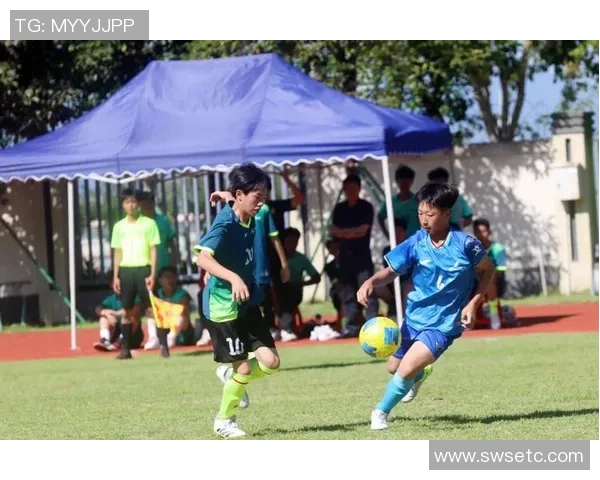 白色足球衫的时尚魅力与运动精神完美结合的潮流之选